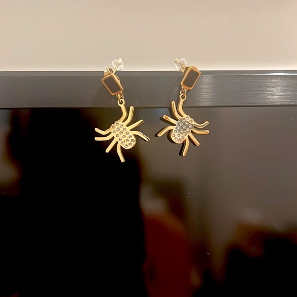 Jewelry - Gold‎ and black spider earrings